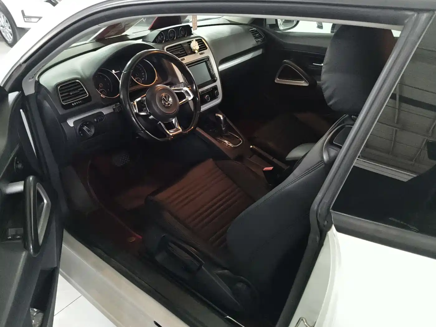 Volkswagen Scirocco 2015 1.4TSI Trend Edition фото 15