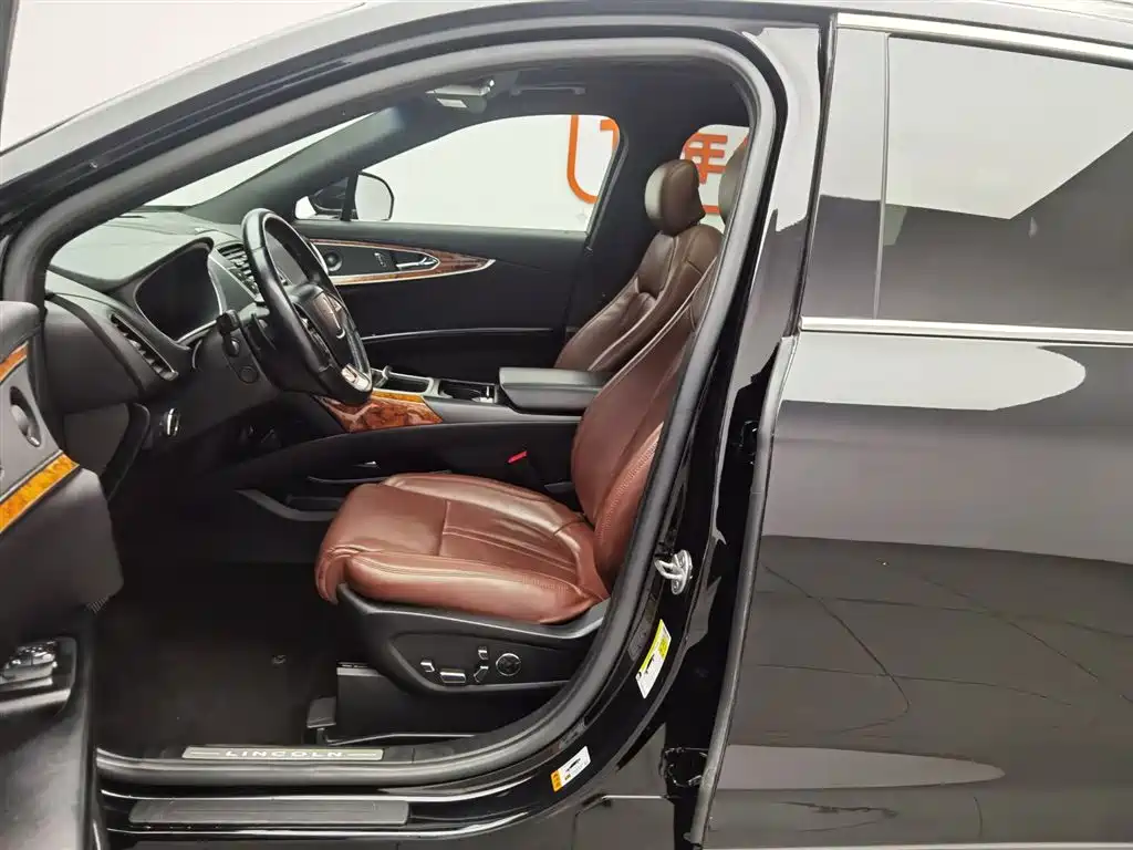 LINCOLN NAVIGATOR (IMPORT)