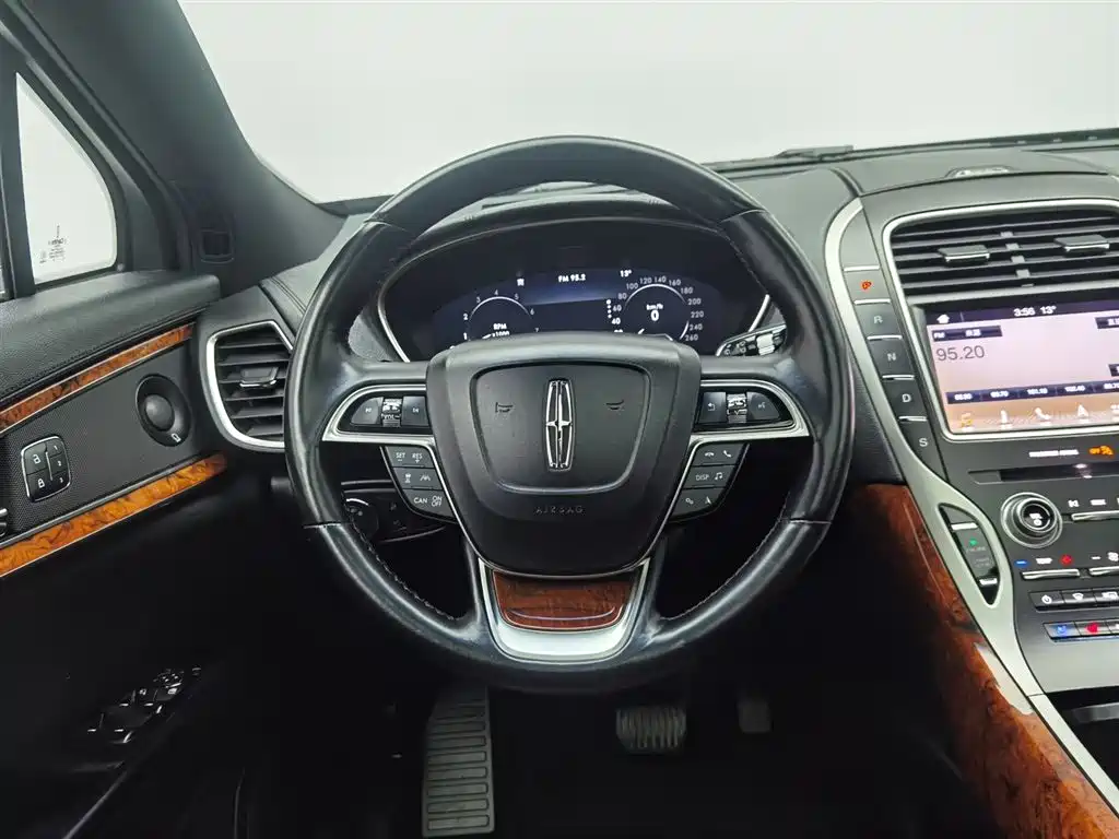 LINCOLN NAVIGATOR (IMPORT)