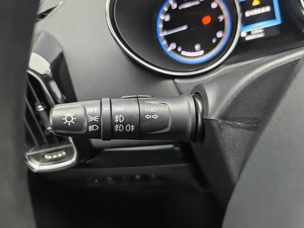 Dongfeng Aeolus Dongfeng Fengshen AX4 2017 2017 1.6L DCT Trendy