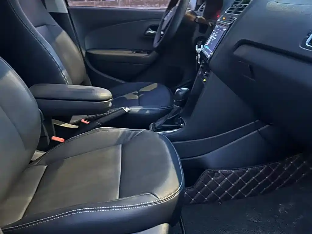 Volkswagen Polo 2014 1.6L Cross Polo Automatic фото 9