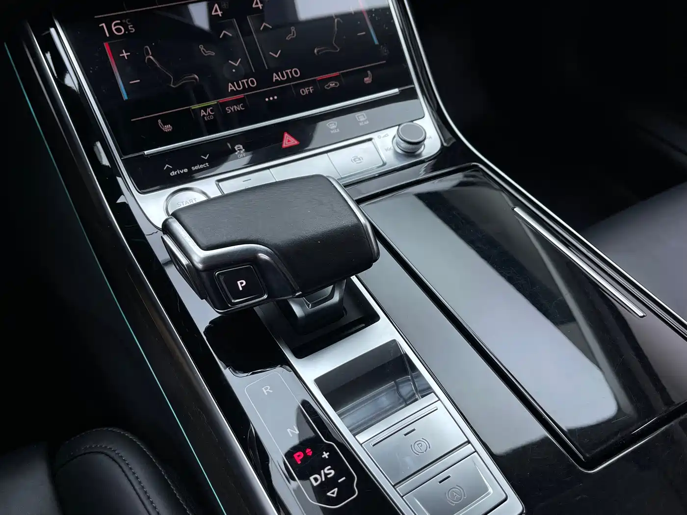 Фото 12 - Audi A8