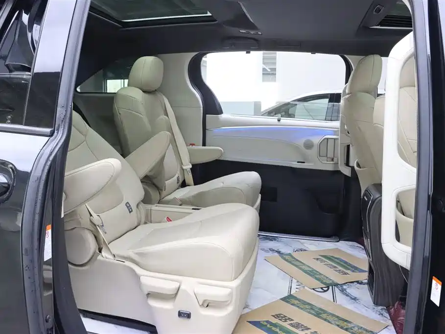 Toyota Granvia 2022 2.5L Hybrid Premium Edition фото 17