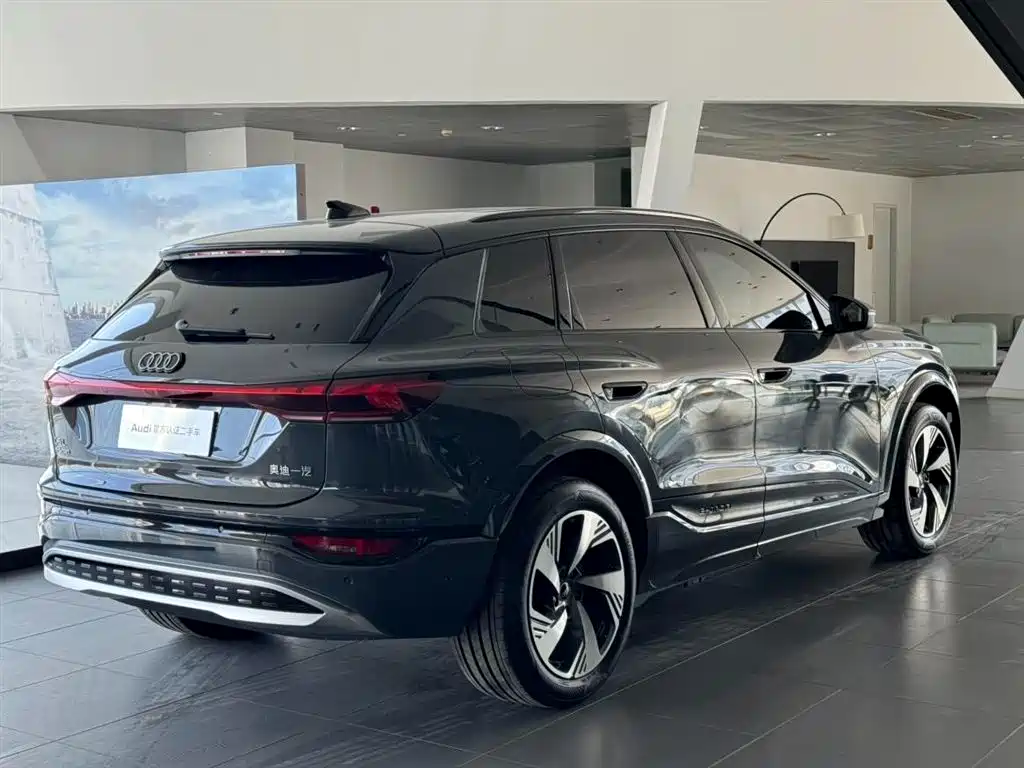 AUDI Q6L E TRON
