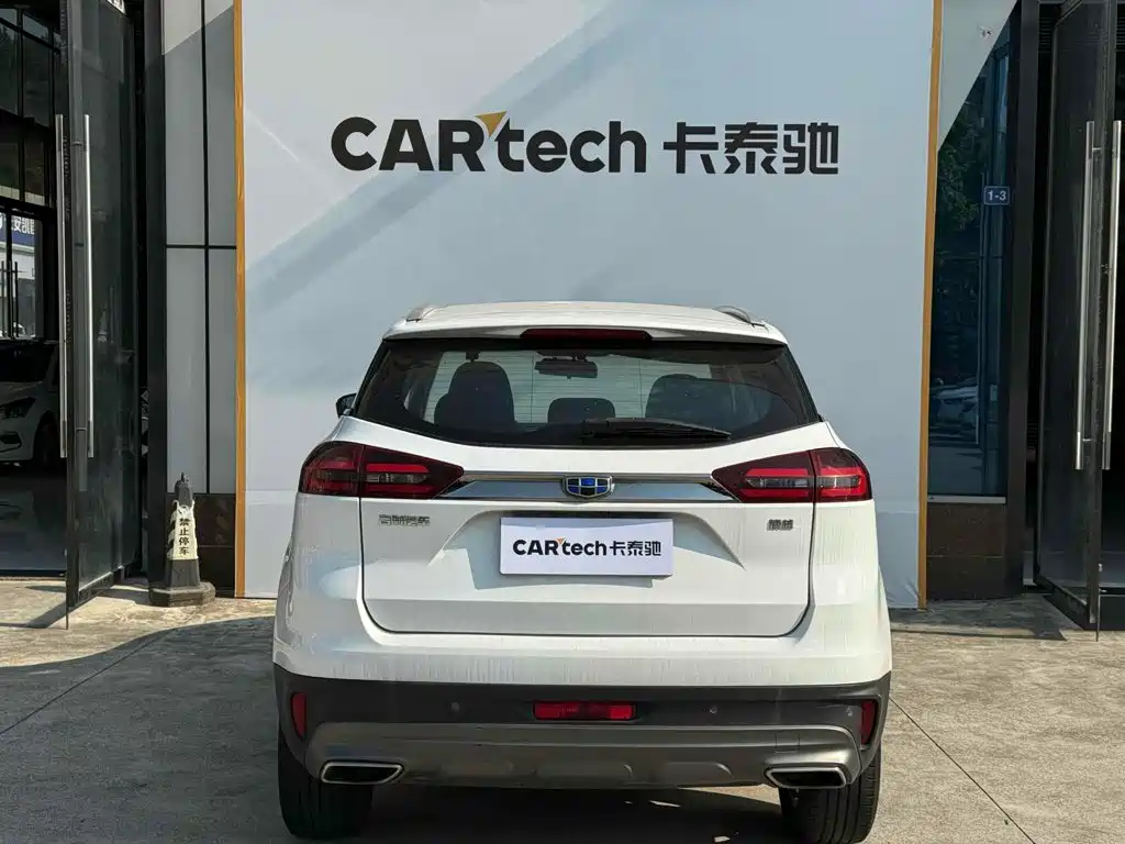 Фото 10 - Geely Atlas