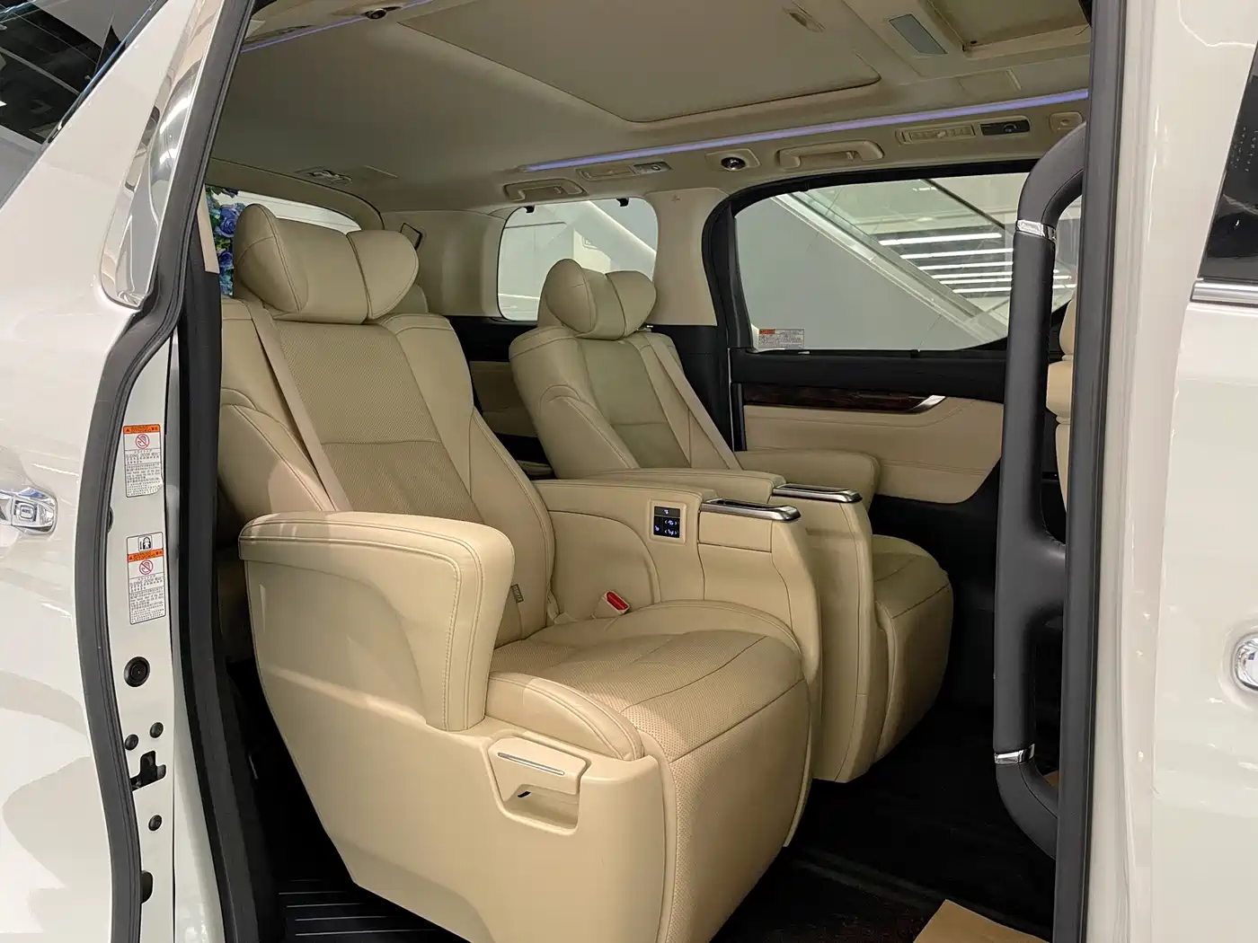 Toyota Alphard 2019 Hybrid 2.5L Luxury фото 20