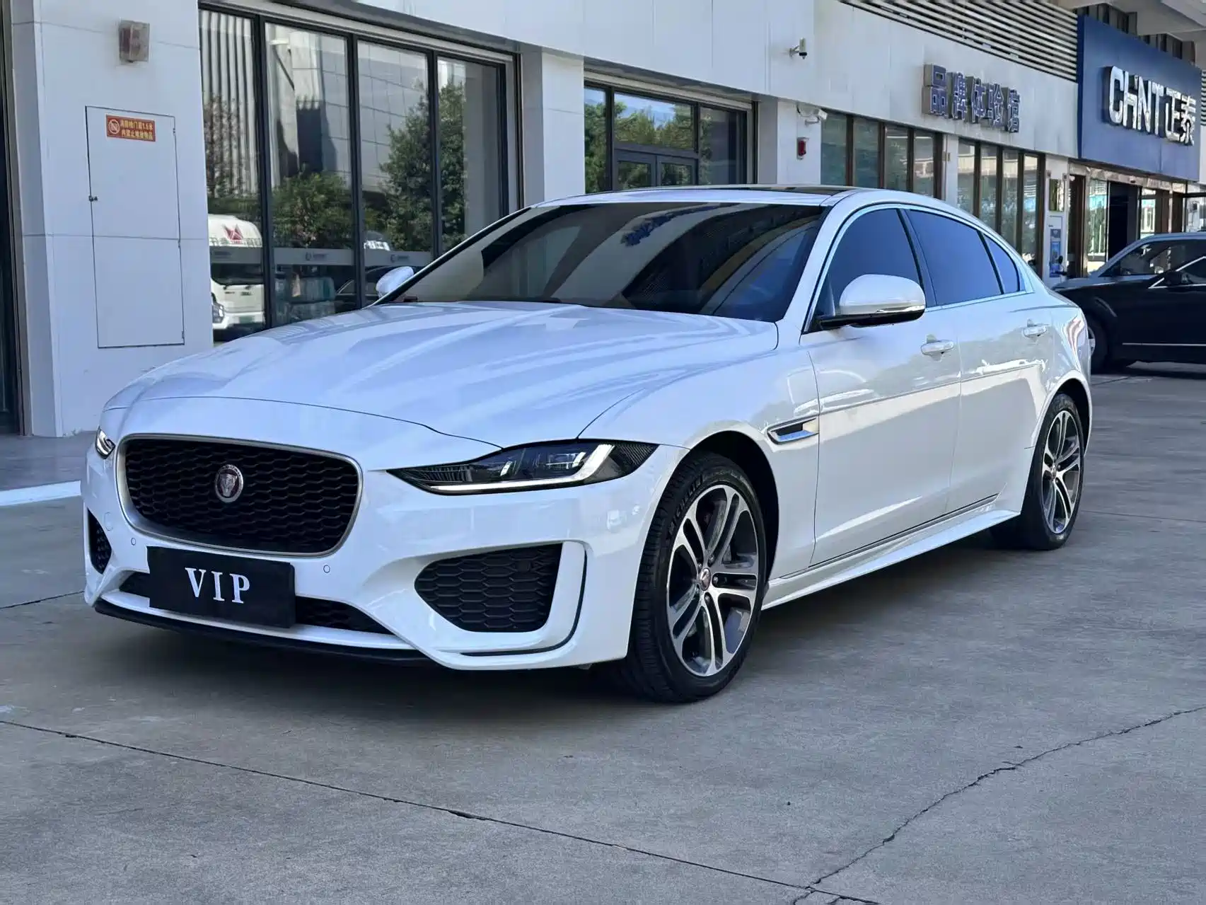 Фото 1 - Jaguar XEL