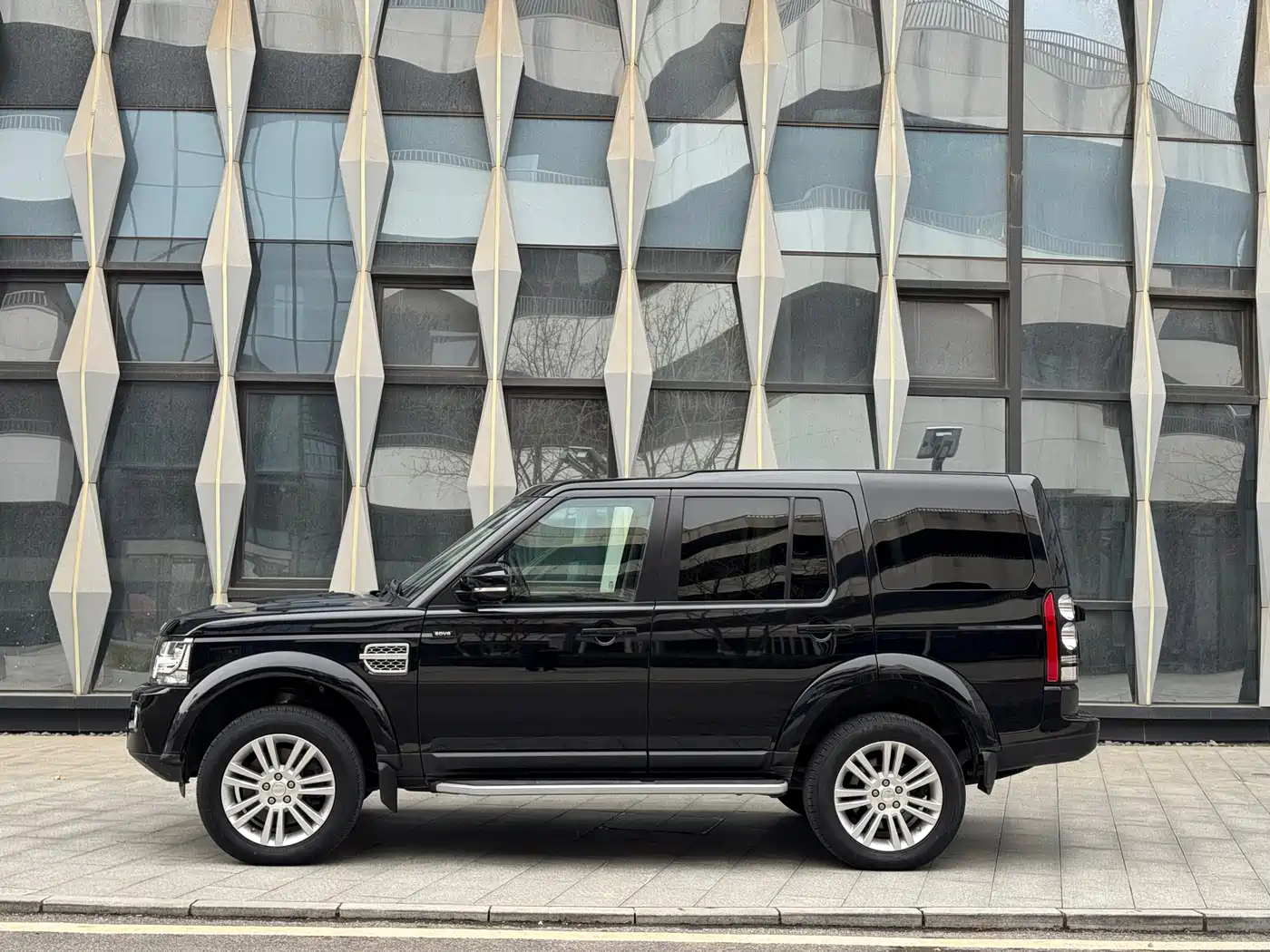 Land Rover Discovery 2015 3.0 SDV6 HSE Diesel фото 3