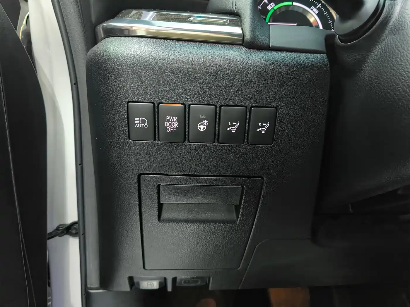 Lexus LM 2020 300h Seven-Seater Elegance Edition фото 27