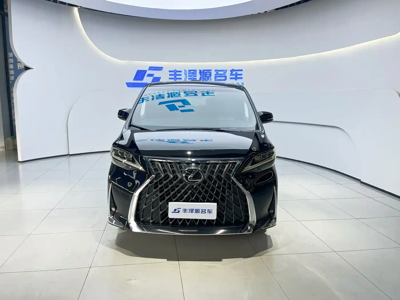 Toyota Vellfire 2023 Crown Hybrid 2.5L HV Premium фото 2