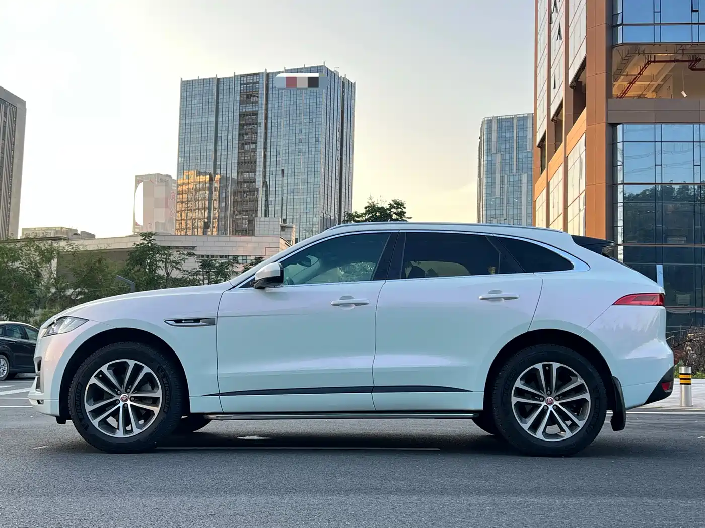 Фото 13 - Jaguar F-PACE