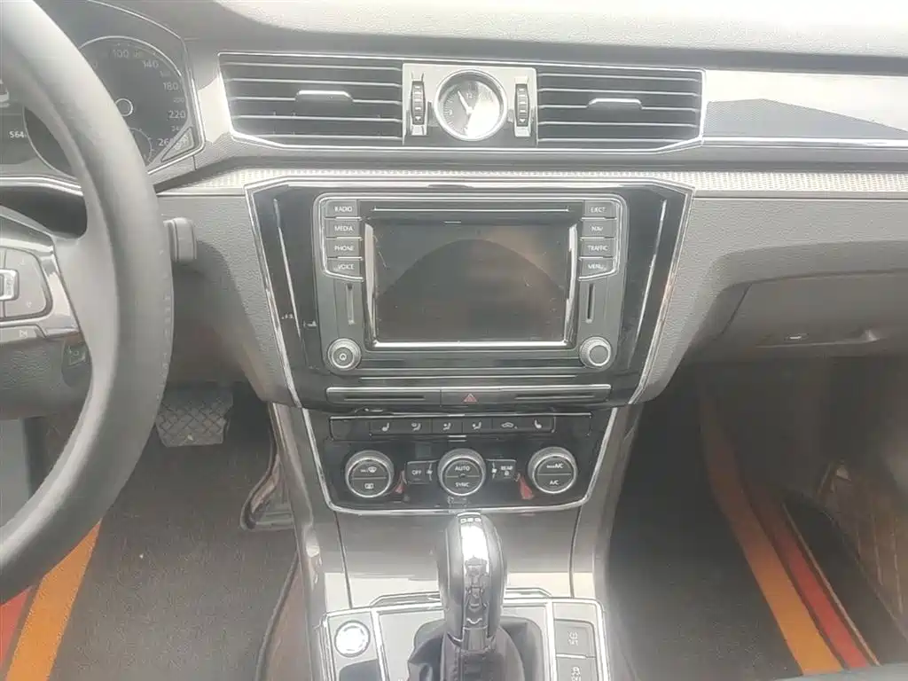 Volkswagen Passat 2016 330TSI DSG Executive Edition фото 13