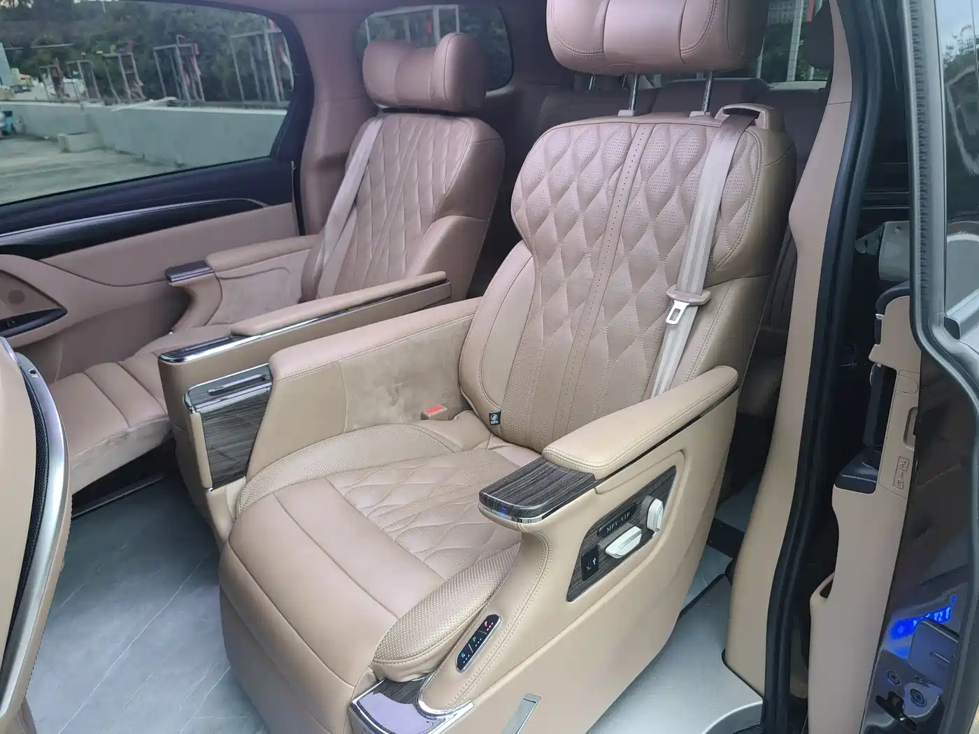 Photo 18 - Buick GL8