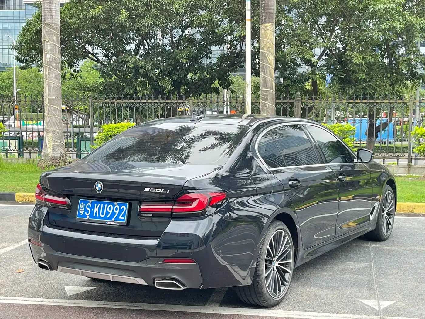 BMW 5 Series 2023 530Li Leading M Sport Package фото 10