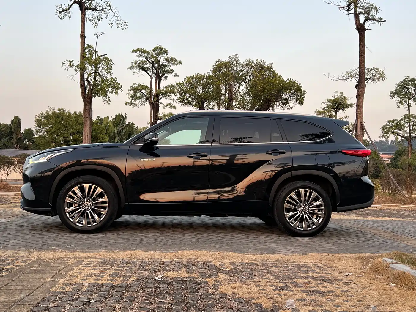 Toyota Highlander 2022 Dual Engine 2.5L 2WD Premium 7-Seater фото 5