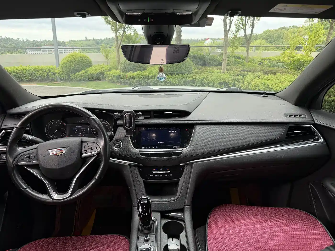 Photo 9 - Cadillac XT6