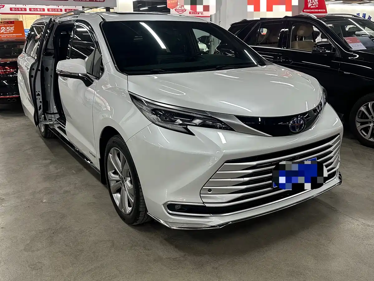 Toyota Sienna 2023 2.5L Hybrid Premium Edition фото 2