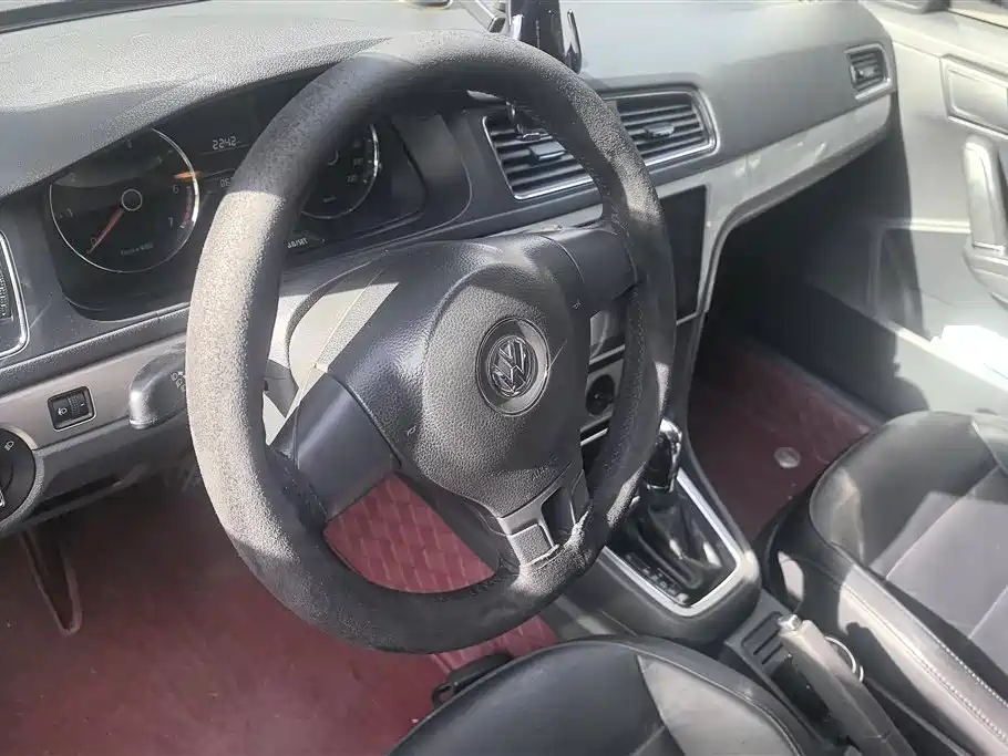 Volkswagen Lavida 2013 1.6L Automatic Comfort Edition фото 15