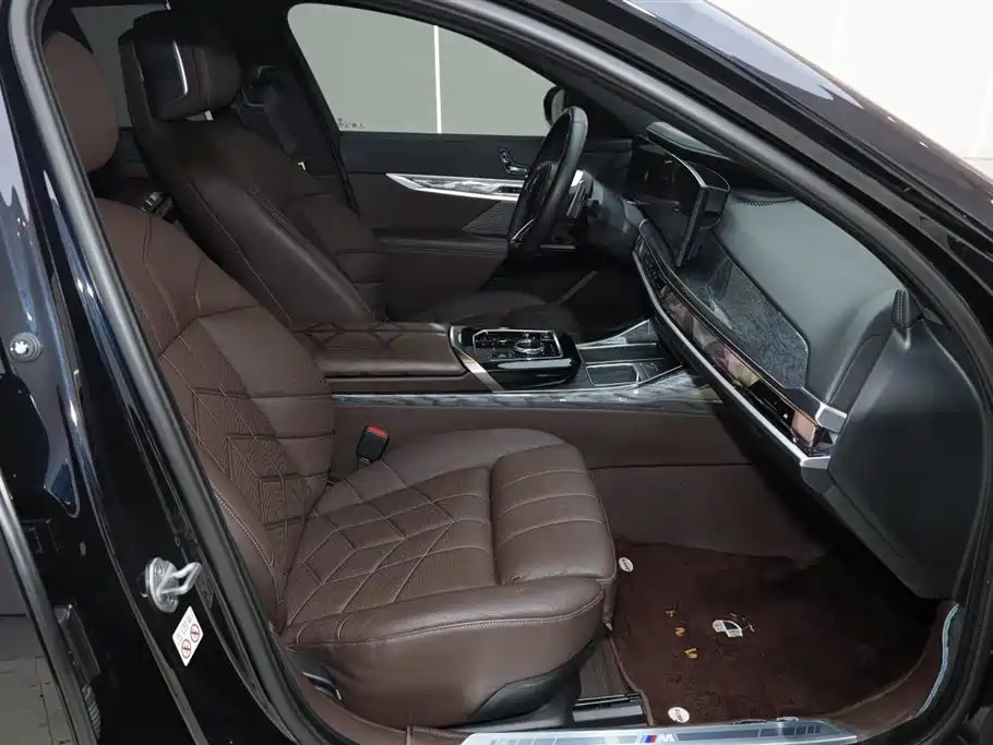 BMW 7 Series 2023 740Li Exclusive M Sport Package фото 17