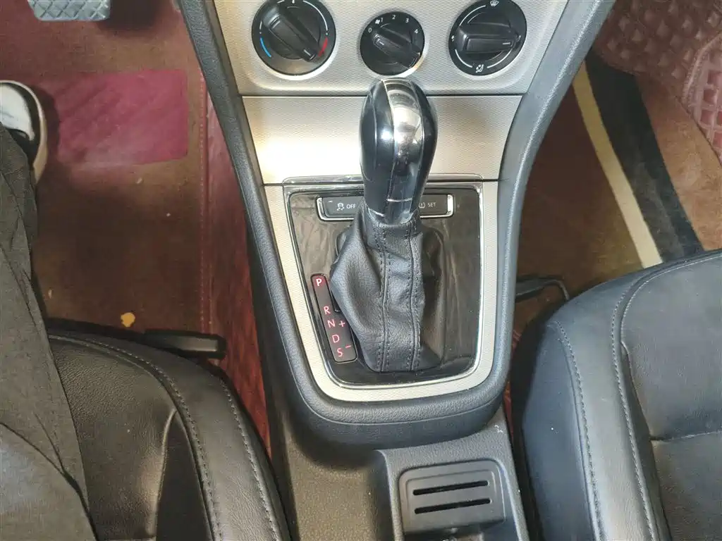 Volkswagen Lavida Tour 2013 1.6L Automatic Comfort фото 14