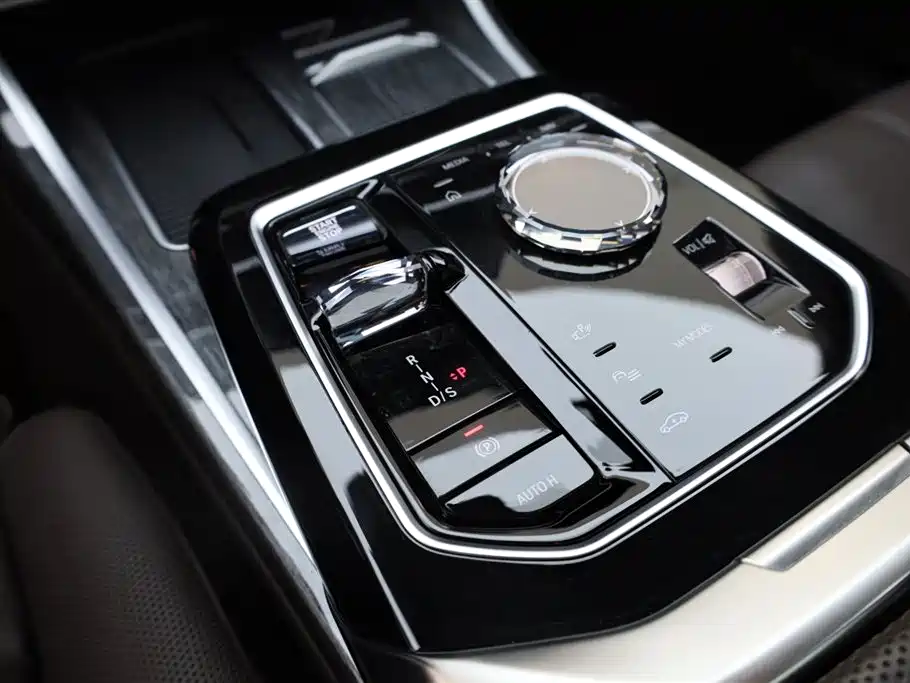 BMW 7 Series 2023 740Li Exclusive M Sport Package фото 19