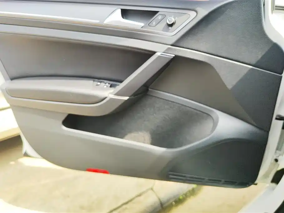 Volkswagen Golf 2017 1.6L Auto Comfort Millionth Edition фото 7