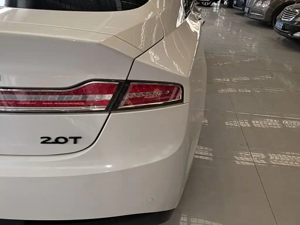 Фото 8 - Lincoln MKZ