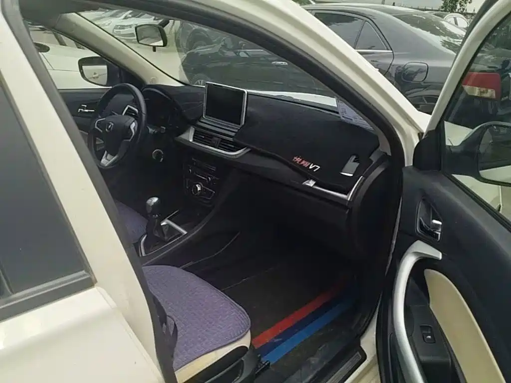 Фото 9 - Changan Yuexiang V7