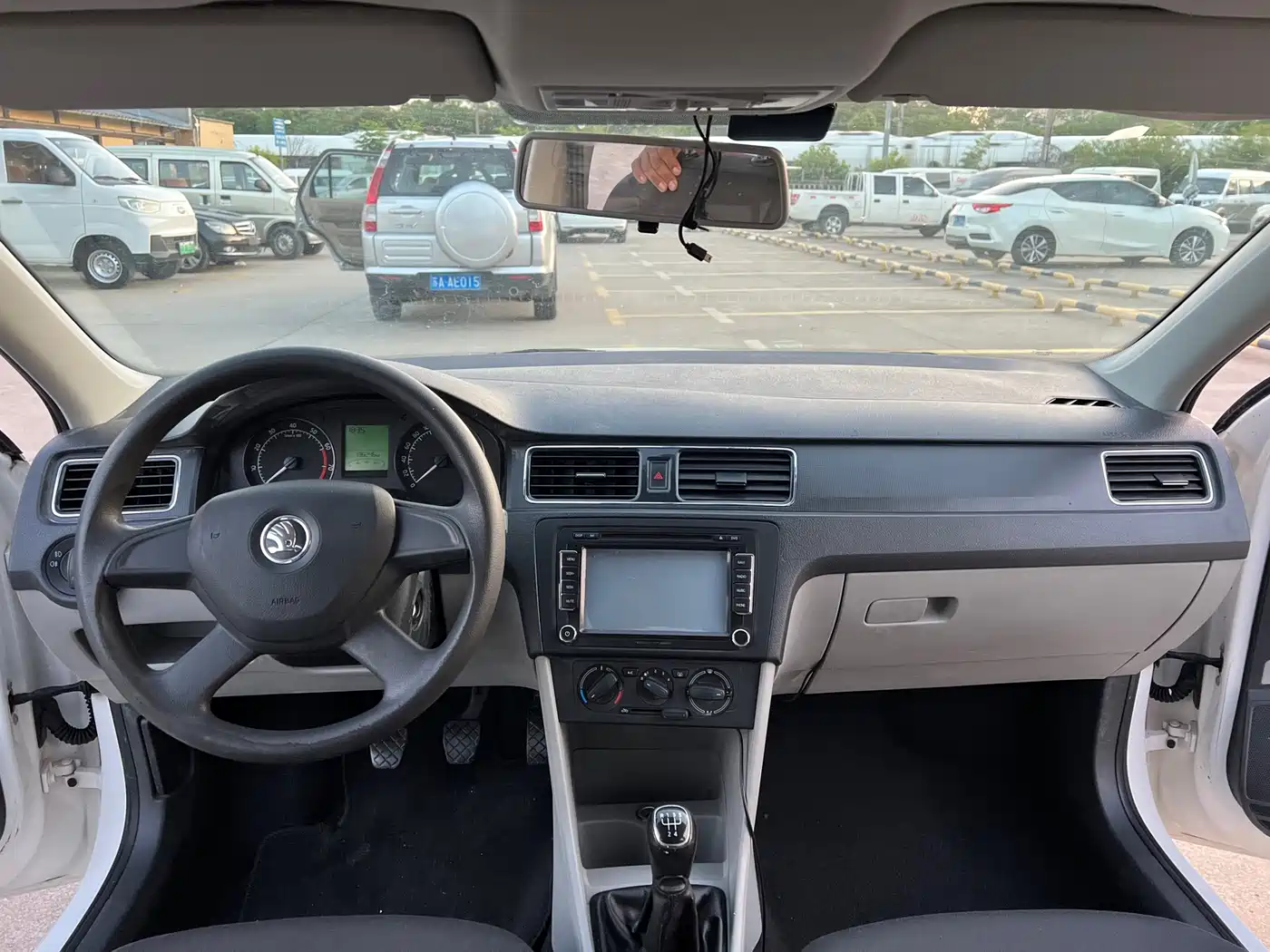 Škoda Rapid 2013 1.6L Manual Smart Selection фото 6