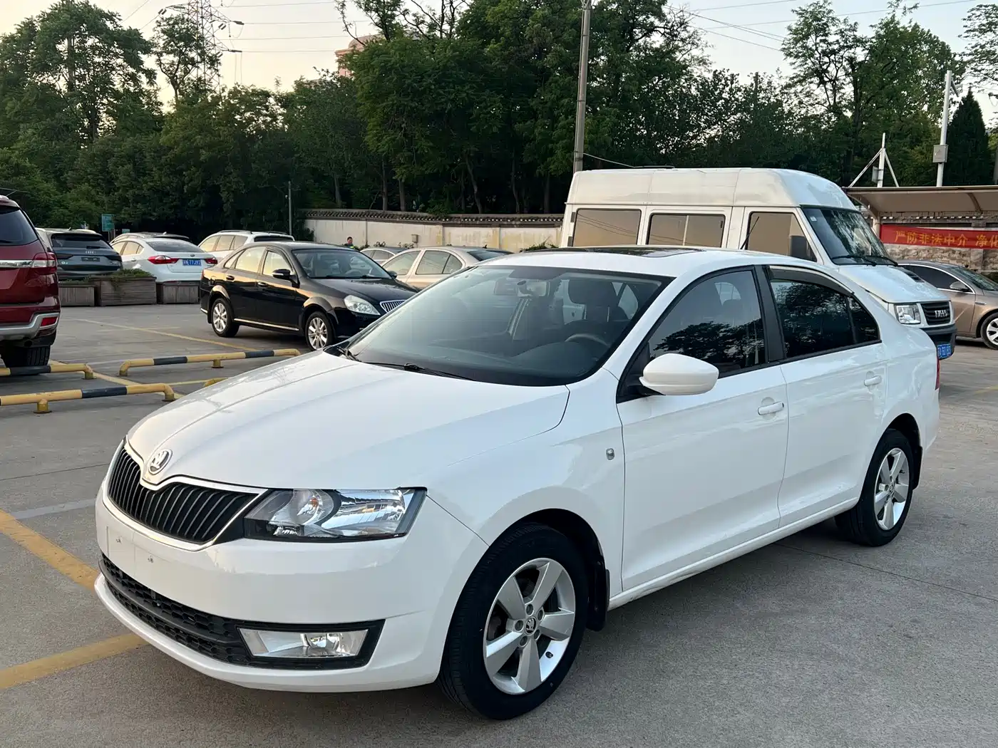 Škoda Rapid 2013 1.6L Manual Smart Selection