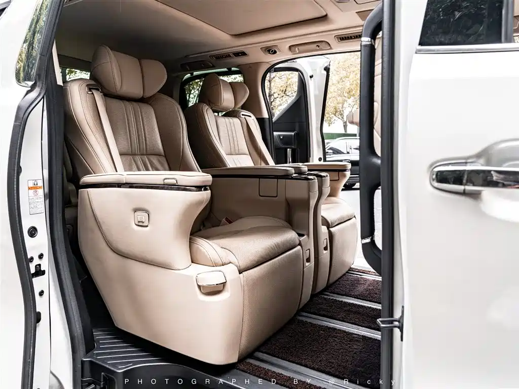 Toyota Alphard 2019 Hybrid 2.5L Premium Edition фото 12