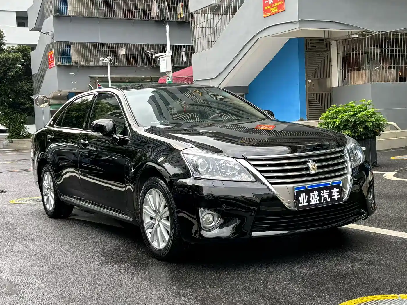 Toyota Crown 2012 2.5L Royal Leather Edition фото 2