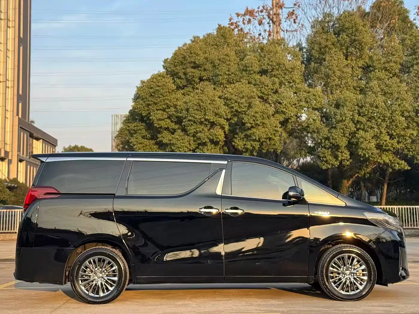 Toyota Alphard 2021 Hybrid 2.5L Luxury фото 8
