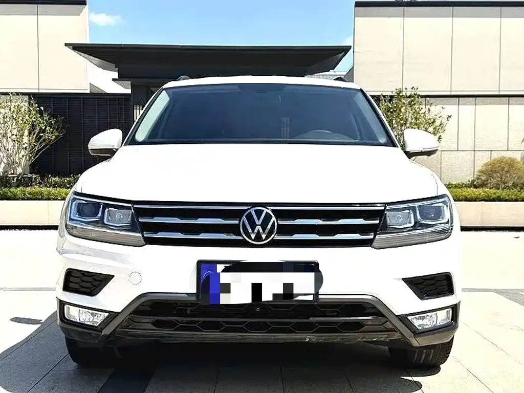 Photo 2 - Volkswagen Tiguan L
