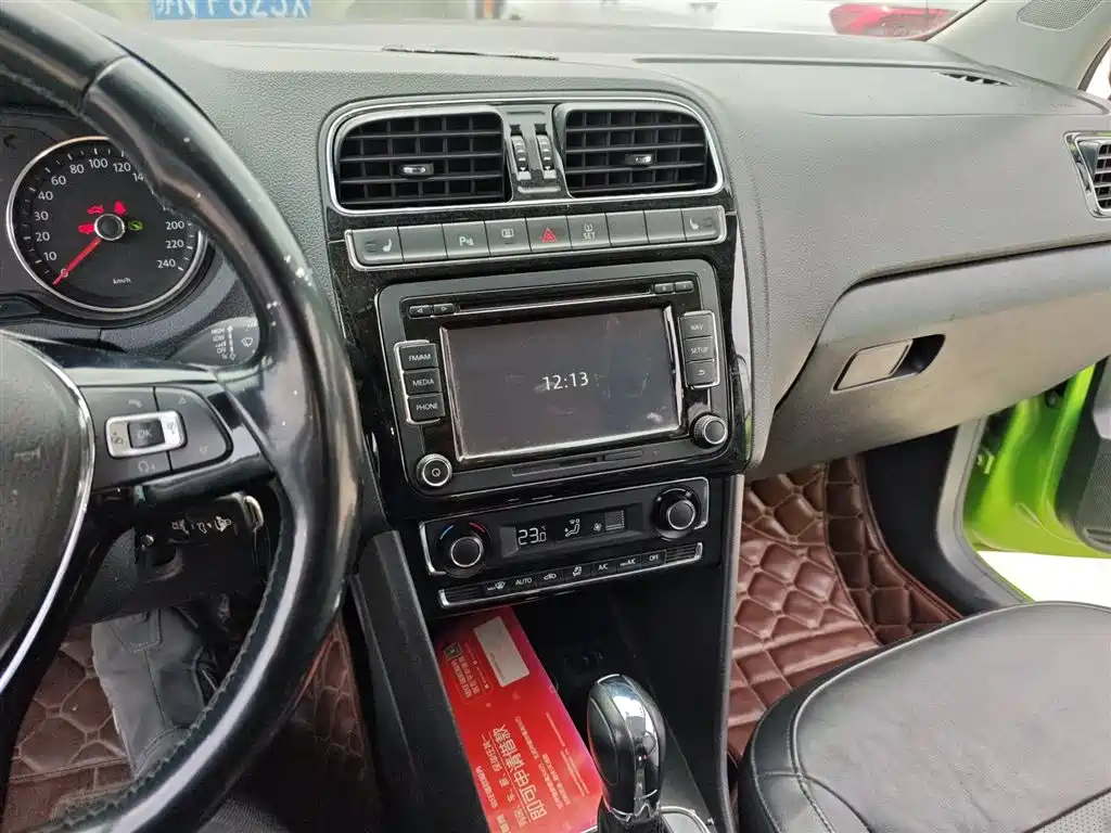 Volkswagen Polo 2014 1.6L Automatic Luxury Edition фото 9
