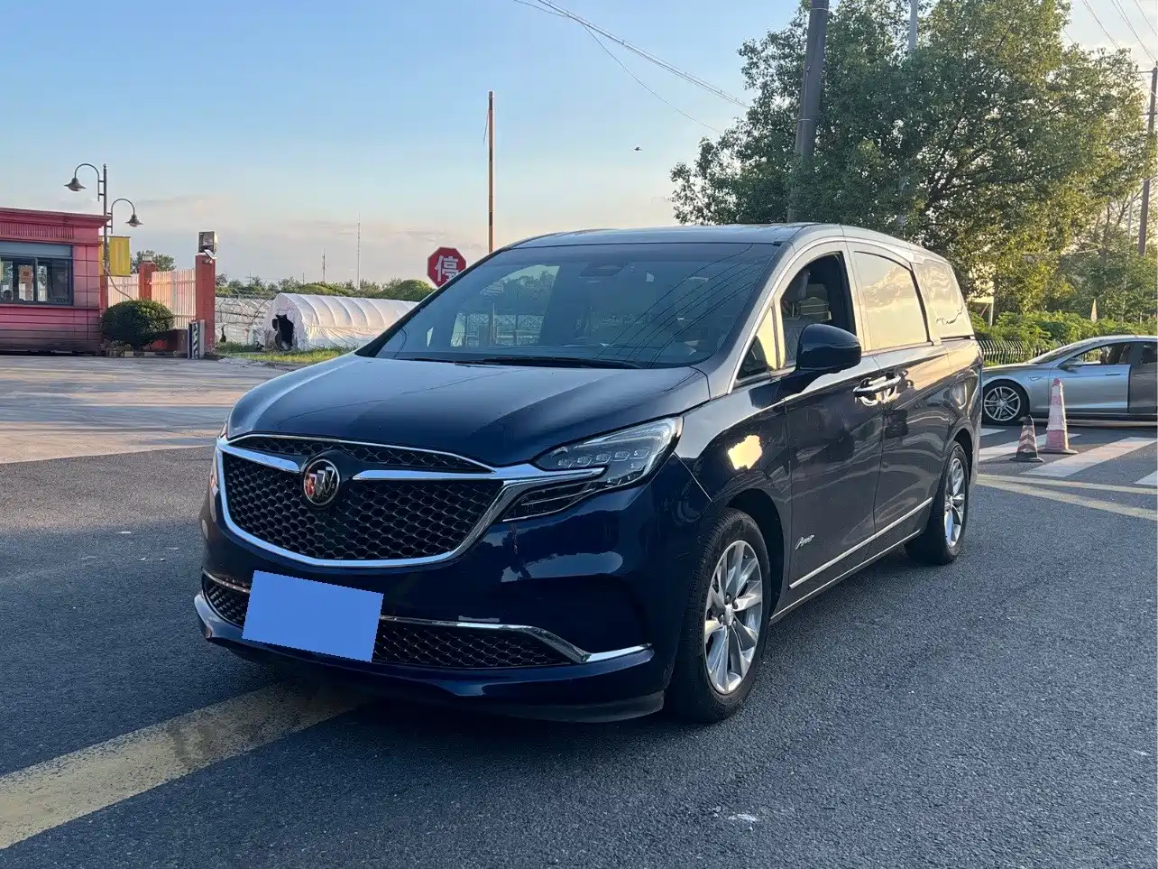 Photo 1 - Buick GL8