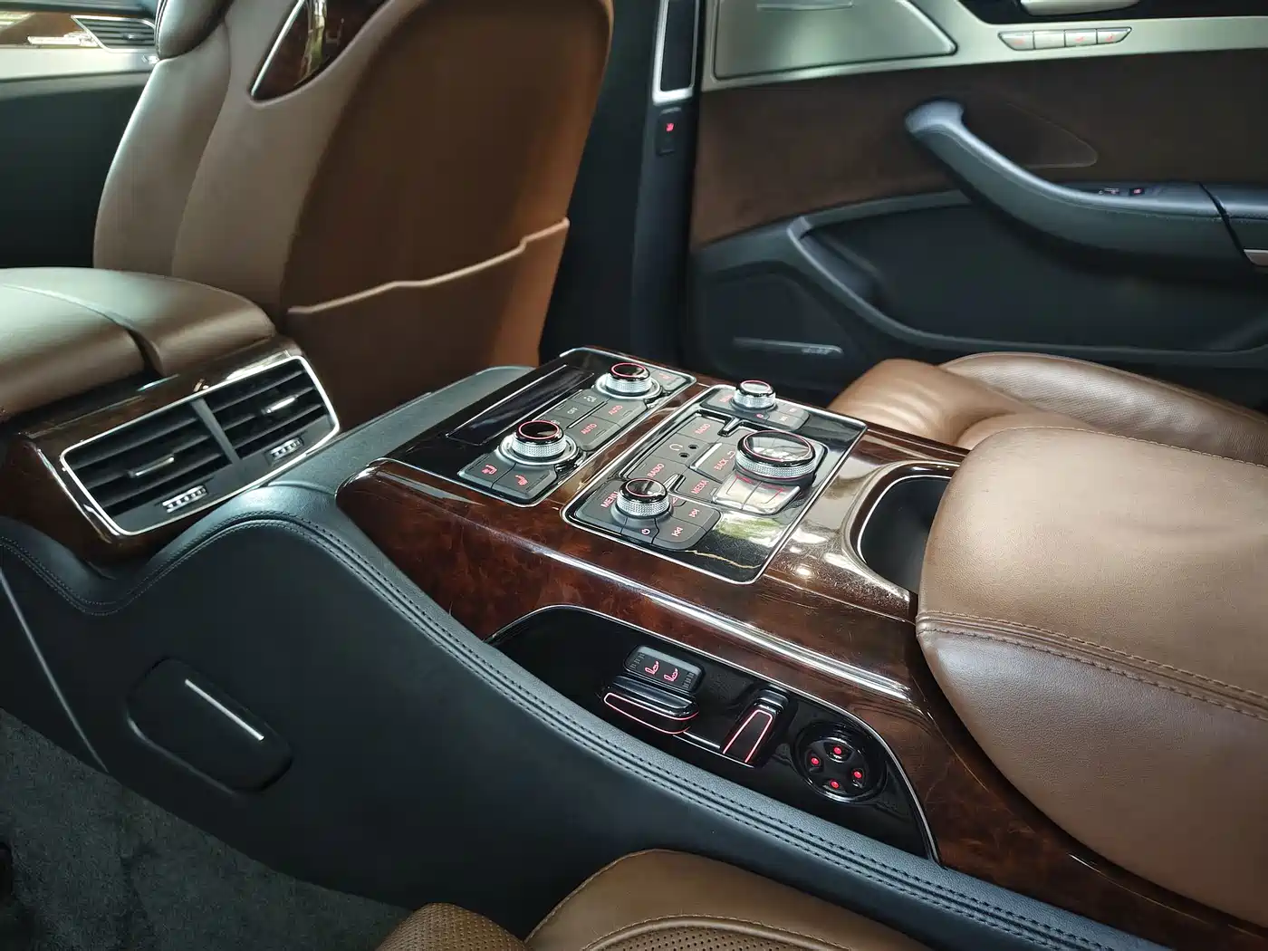 Фото 9 - Audi A8