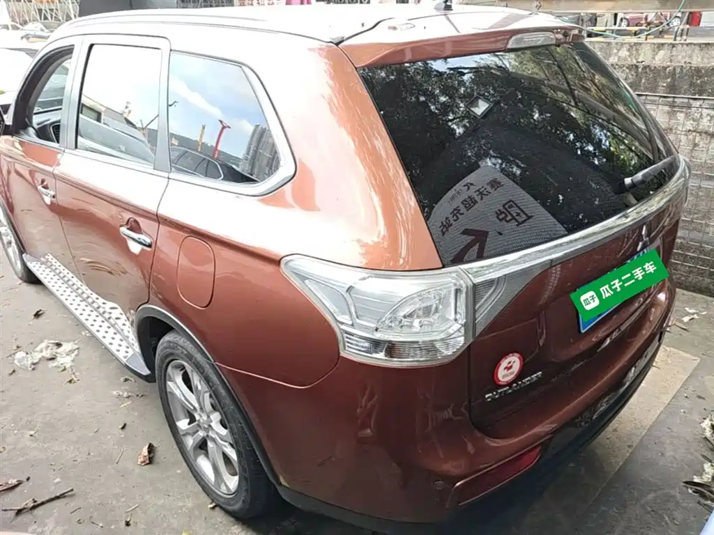 Mitsubishi Outlander (Import) 2014 2.4L 4WD Luxury Value Edition 5-seater фото 5
