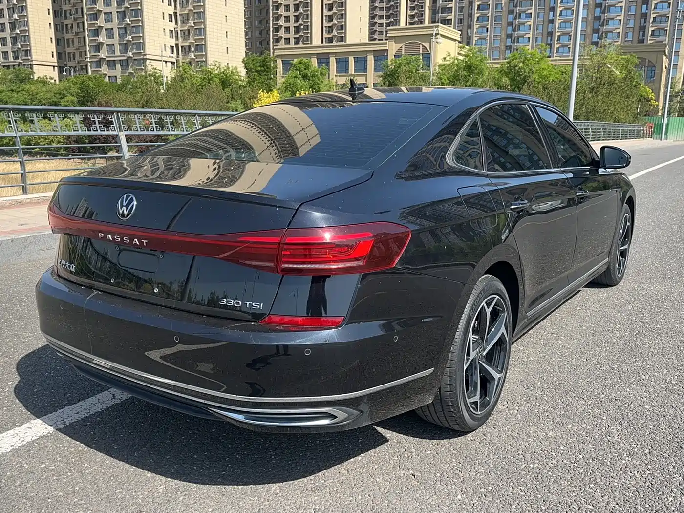 Volkswagen Passat 2023 330TSI Starlight Luxury Edition фото 7