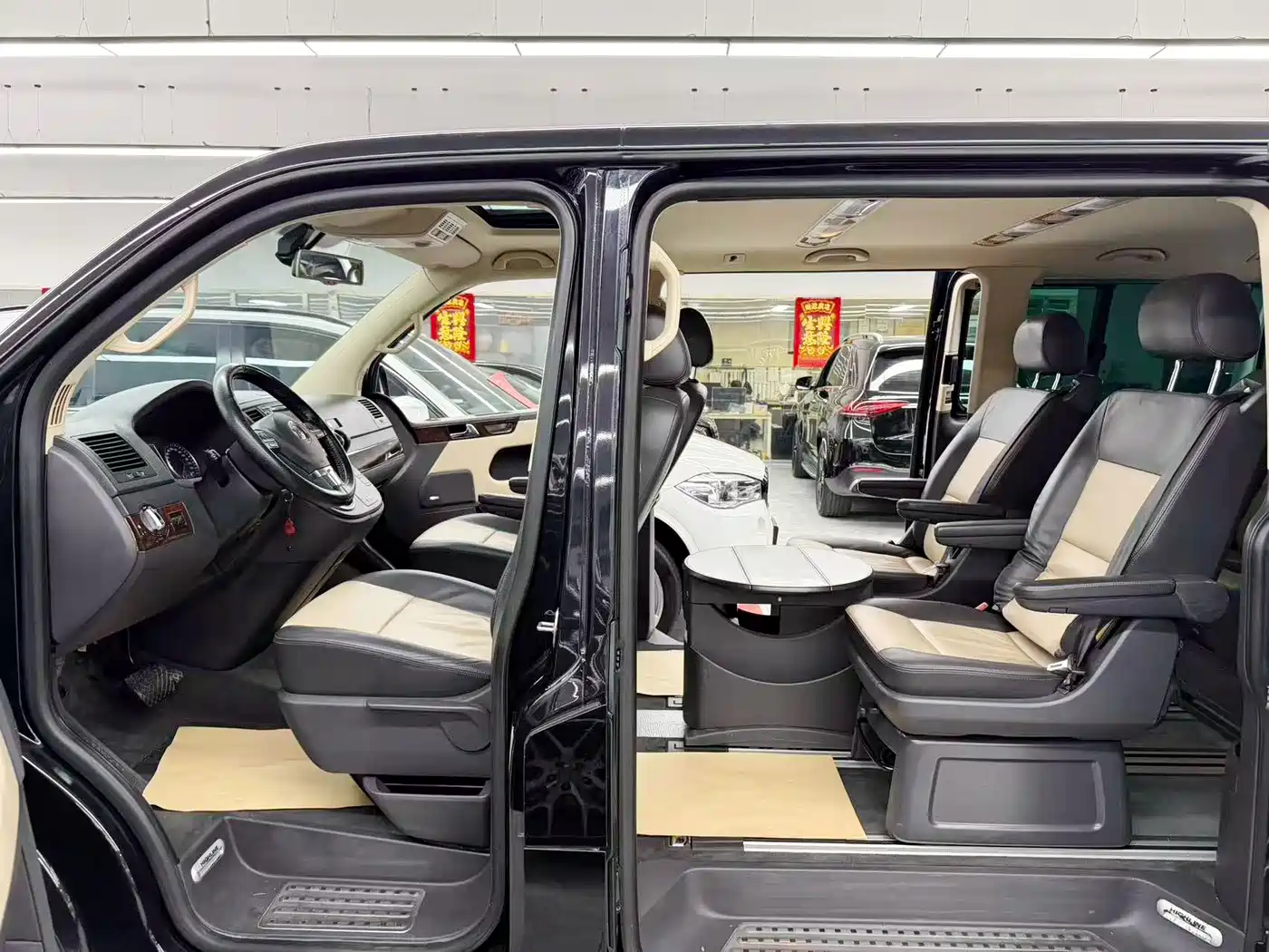 Photo 8 - Volkswagen Multivan