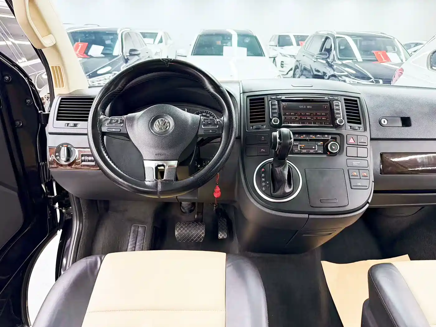 Photo 10 - Volkswagen Multivan