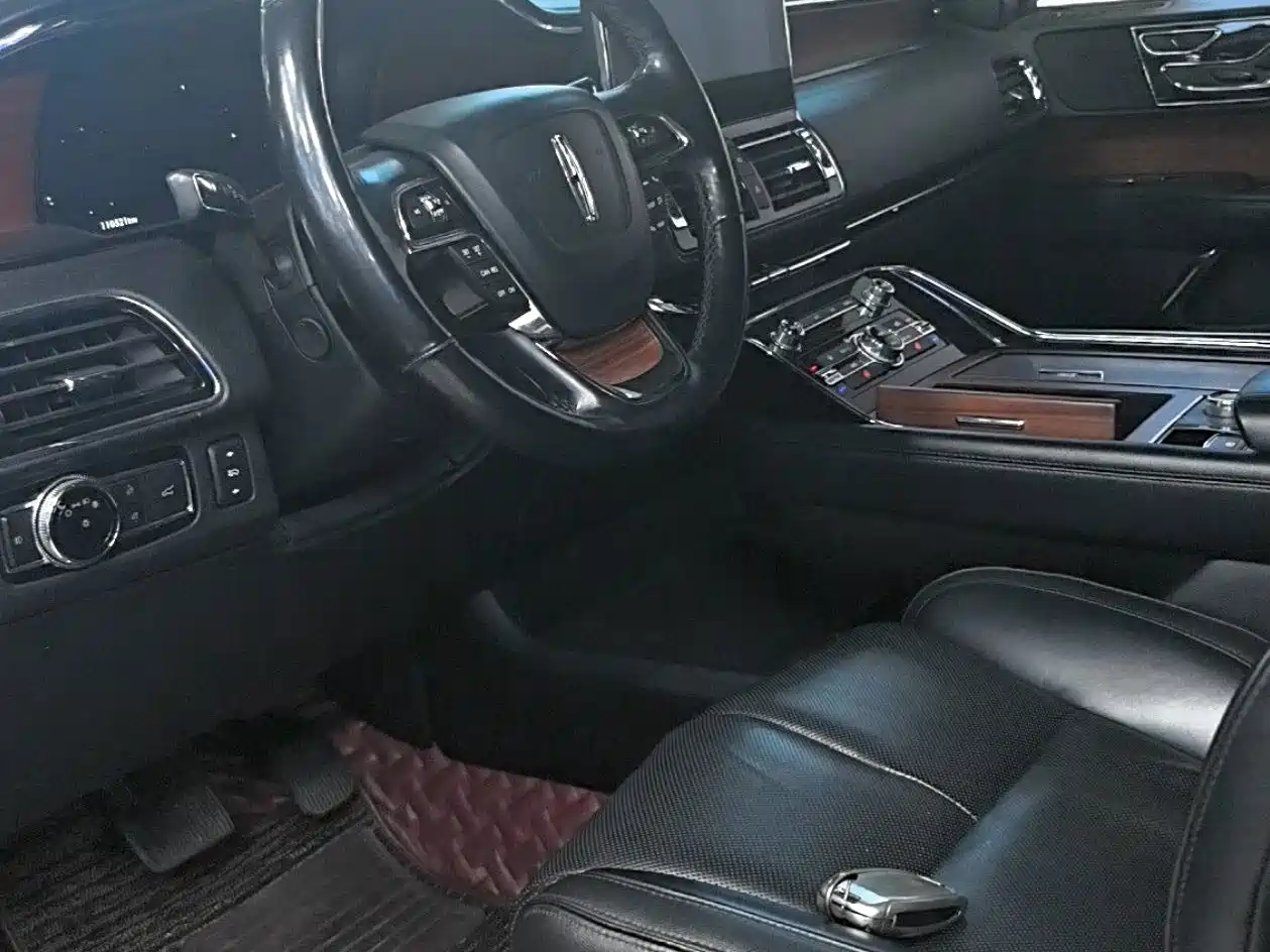 Фото 2 - Lincoln Navigator