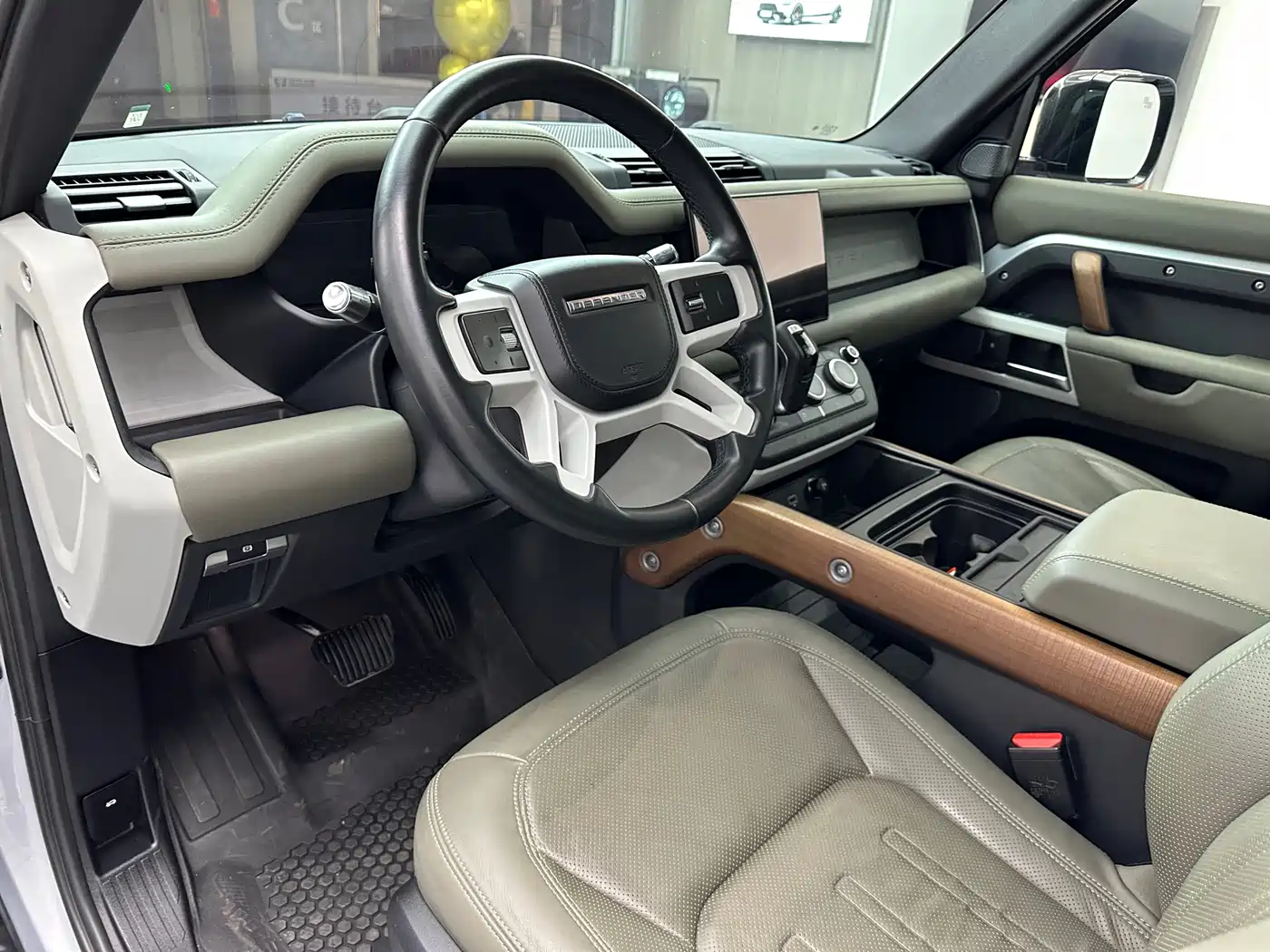 Land Rover Defender 2022 110 P400 Dark Special Edition фото 7