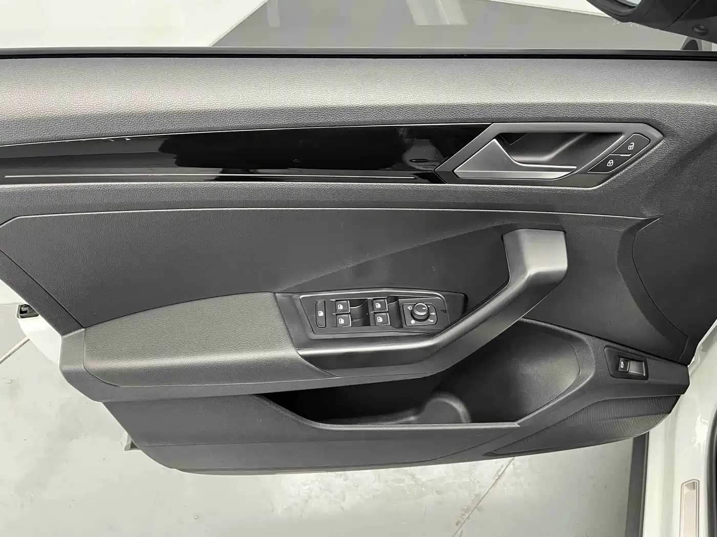 Volkswagen T-ROC 2021 Facelift 280TSI DSG 4WD Luxury Smart Connect Edition фото 10