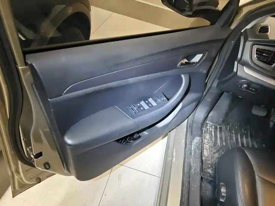 Фото 7 - Roewe 360