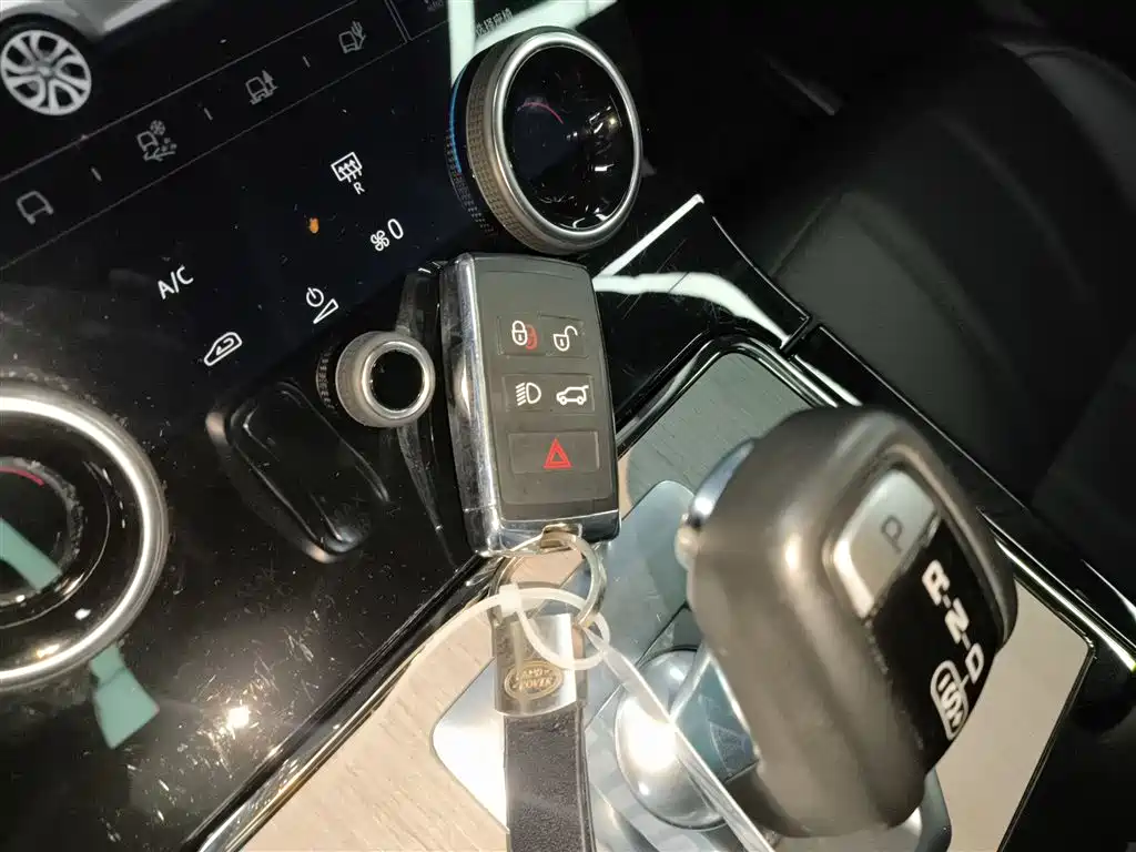 Land Rover Range Rover Evoque New Energy 2021 Range Rover Evoque L P300e Luxury фото 11