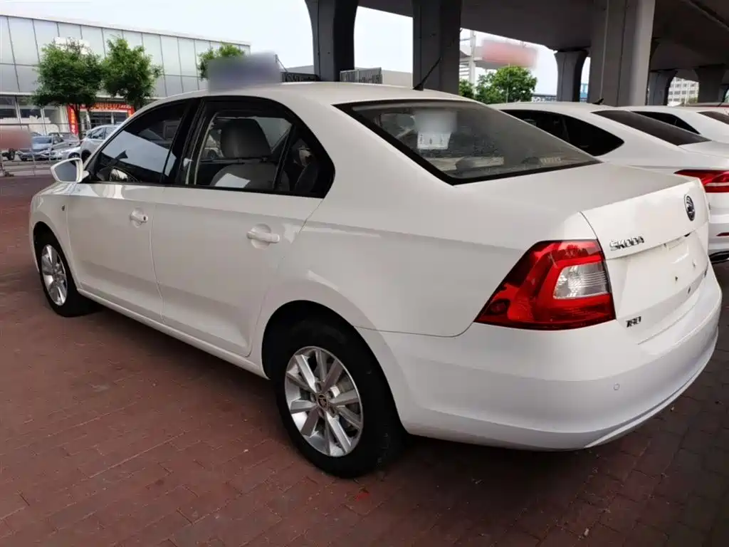 Škoda Rapid 2016 1.6L Manual Pioneer Edition фото 5