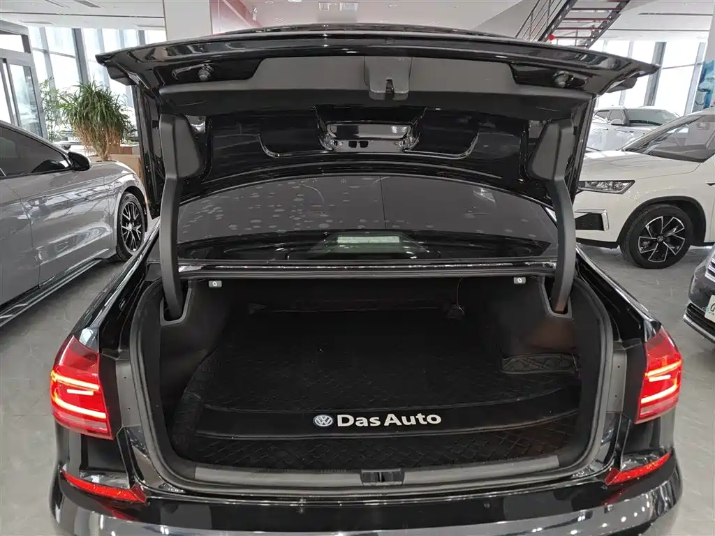 Volkswagen Passat 2017 330TSI DSG Prestige фото 16