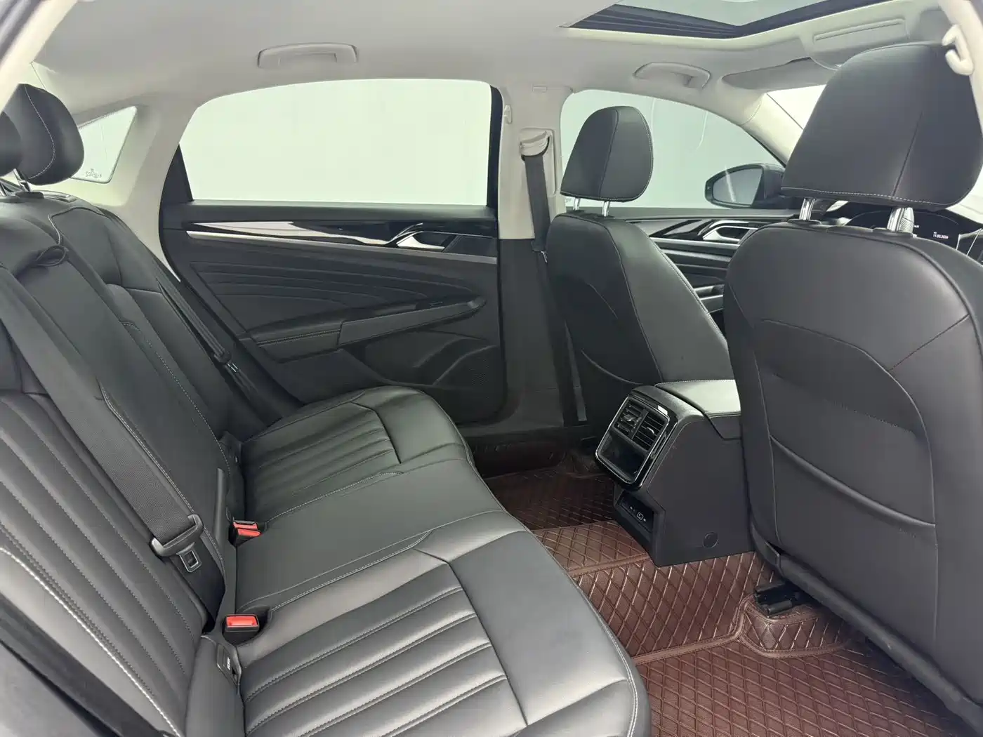 Volkswagen Passat 2024 280TSI Business Edition фото 10