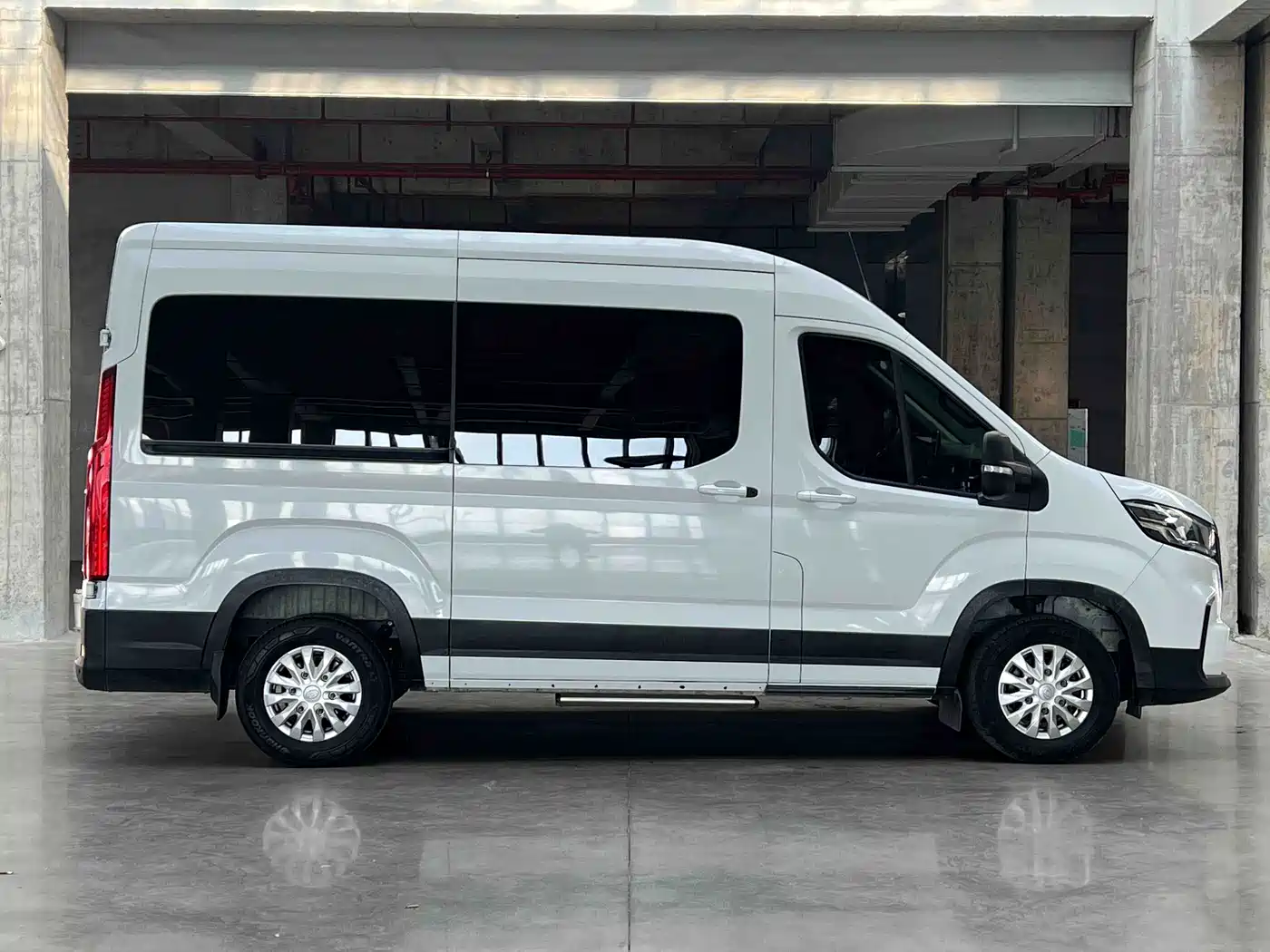 SAIC Maxus Xintu V90 2023 2022 2.0T Auto Zhida Operation RWD Long Wheelbase High Roof Single Rear Tire 9-Seater